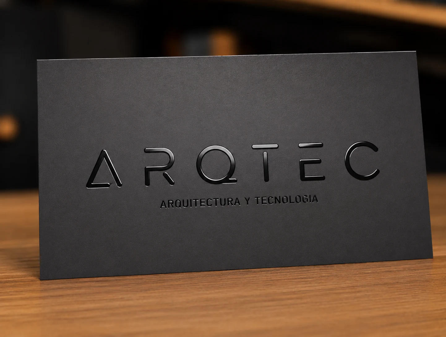 Tarjeta negra con logotipo brillante y efecto de barniz a registro.