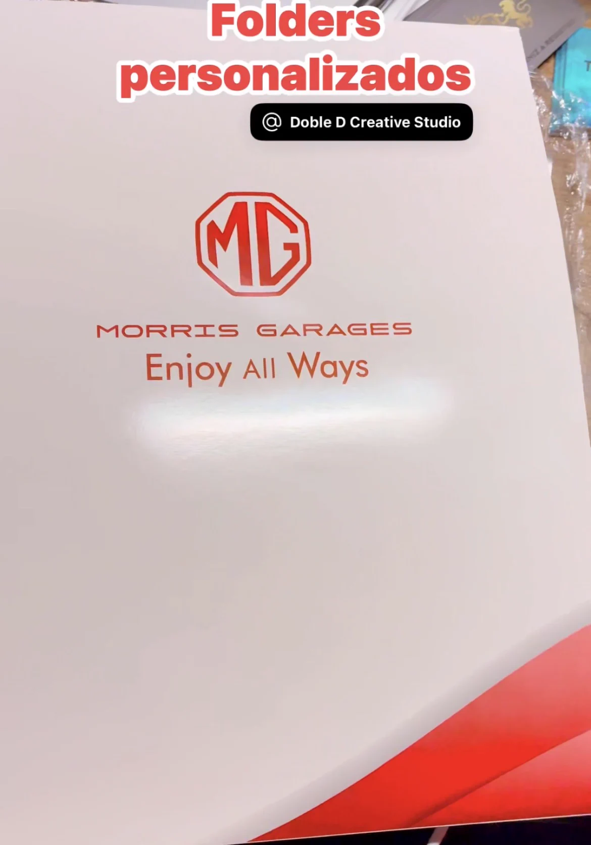Folder personalizado con identidad automotriz en color rojo.