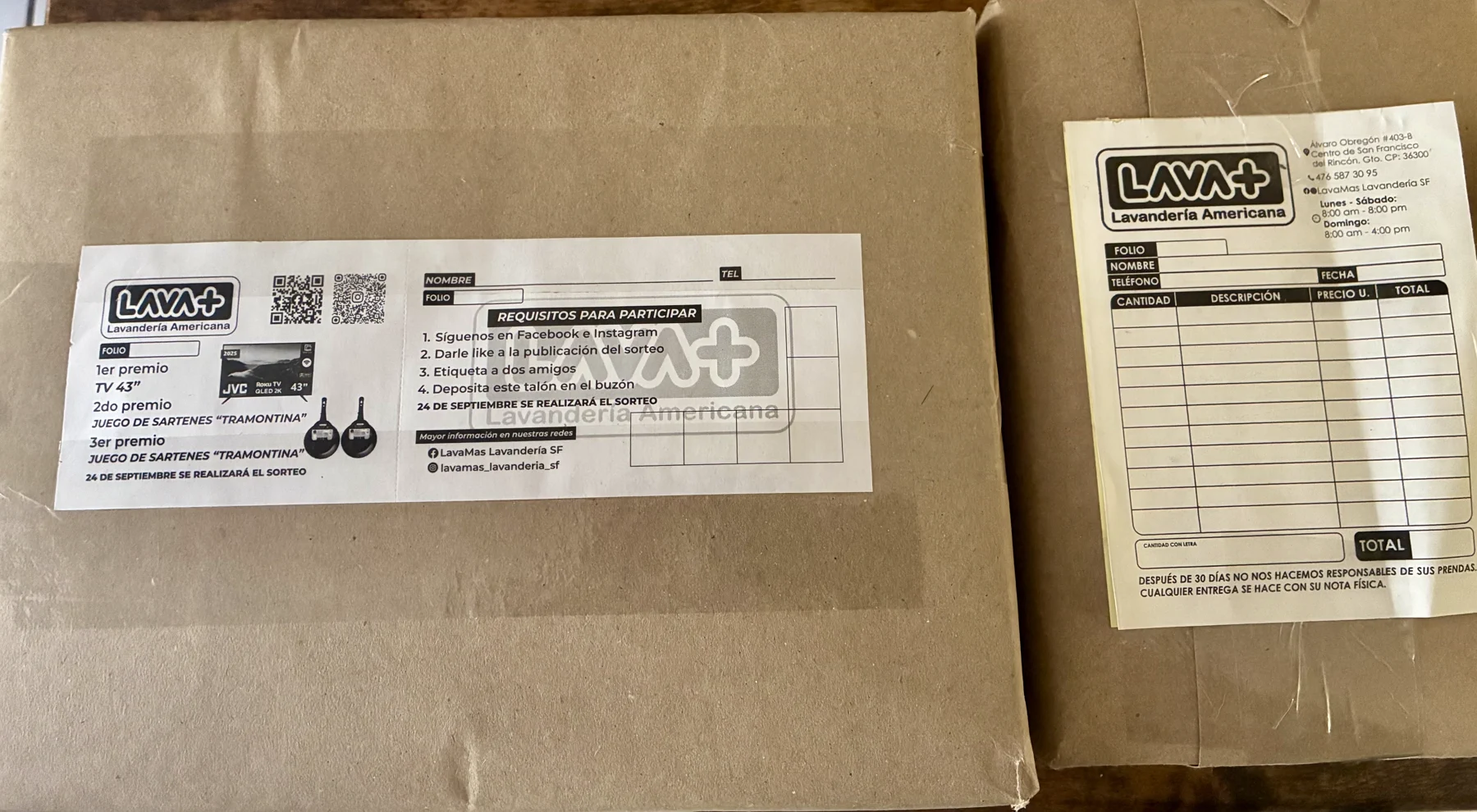 Notas de servicio y pieza promocional impresas para una lavandería.