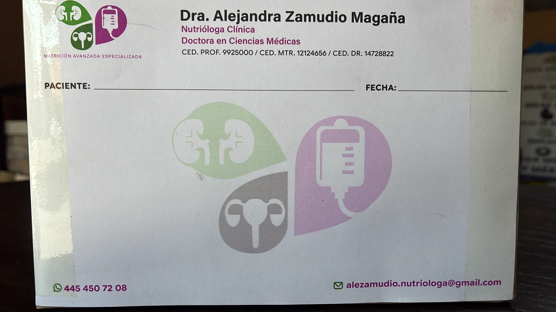 Formato de consulta impreso con una identidad visual clínica.